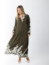 Maxi vestido camisero verde militar confeccionado en lino bordado, de calce amplio y estilo oversized.