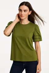 Remera verde oliva de algodón, con cuello redondo, mangas cortas abullonadas con detalle de calado y corte holgado.