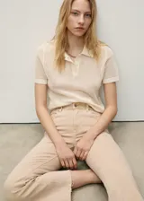 Pantalón de jean color beige, de corte recto, tiro medio y largo cropped. Presenta bajo deshilachado y cinco bolsillos.