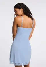 Chemise celeste con breteles finos regulables, escote en V y apliques de encaje en el escote y el ruedo.