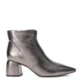 Botas de cuero negras con punta fina y tacón cuadrado. Tienen un cierre lateral y un detalle metálico en la parte superior del talón.