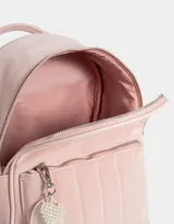 Mochila negra de cuerina con correas regulables, manija superior, acceso con cierre superior, bolsillo frontal acolchado con cierre y llavero con charm de corazones.