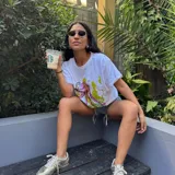 Remera blanca de algodón con estampado serigrafiado a mano de un pulpo en tonos rosados, morados y verdes.