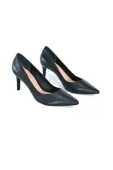 Zapato de tacón stiletto negro de cuero, con punta fina y tacón aguja de 8 cm.