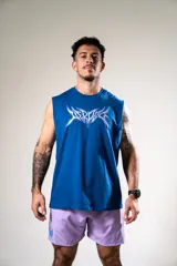 Short deportivo lila con cintura elástica, bolsillos laterales y logo estampado en azul en la pierna izquierda.
