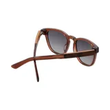 Lentes de sol marrones con montura redonda de madera y eco acetato, con lentes grises degradadas.