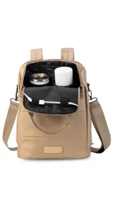 Mochila matera confeccionada en tela impermeable color beige, diseñada con dos compartimientos independientes para el kit de mate y objetos personales. Cuenta con bolsillos internos, asas de mochila acolchadas, asa de mano superior y una correa ajustable extraíble para llevar al hombro.