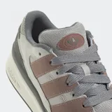 Championes Adidas Forum 2000 de cuero color gris con detalles en rosa y suela blanca.