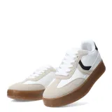Zapatillas deportivas blancas con cordones, detalle de animal print en el talón y suela gruesa color caramelo.