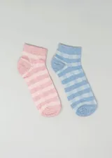 Pack de dos pares de medias de tobillo, un par a rayas horizontales rosas y otro par a cuadros celestes y blancos.