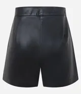 Short negro de cuero sintético con cintura alta, cierre frontal con botón y cremallera, y pinzas en la parte trasera.