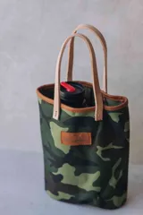 Matera de lona con diseño camuflado y mangos de cuero en color suela.