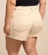 Short pollera de sarga color beige, con parte delantera cruzada, bolsillo con solapa delantero, bolsillos traseros y cintura con ajuste elástico interior.