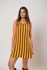 Vestido corto tejido a rayas verticales color amarillo y marrón, con escote redondo y mangas sisa. Incluye cinturón marrón con hebilla dorada.