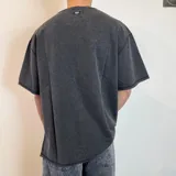 Remerón negro de corte oversize y tela pesada.