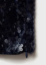 Blusa azul marino con lentejuelas, hombros descubiertos y mangas largas acampanadas.