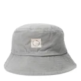 Gorro tipo bucket color gris con logo en la parte frontal.