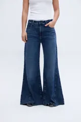 Pantalón de jean de tiro alto, corte ajustado en cintura y caderas, con pierna acampanada. Color azul oscuro.