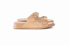 Sandalia de estilo casual con dos hebillas, adornada con pedrería, de color camel.