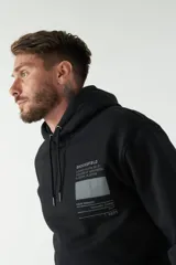 Buzo canguro negro con capucha ajustable y logo estampado.