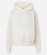 Buzo femenino color blanco crema, confeccionado en algodón y poliéster, con capucha estructurada, bolsillo canguro delantero y puños acanalados.