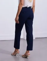 Pantalón negro de gabardina elastizada, corte recto, con bolsillos delanteros y traseros. Marca Zac & Rachel.