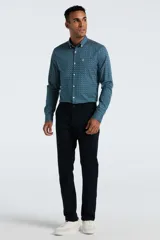 Camisa de manga larga para hombre, color azul oscuro con un microestampado geométrico en tonos turquesa y blanco. Presenta cuello button-down con botones blancos y un pequeño logo bordado en el pecho.