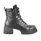 Bota de caña media color negro, con cordones y hebillas metálicas plateadas, taco cuadrado y suela track.