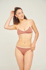 Corpiño de bikini verde con breteles finos que se cruzan en la espalda.