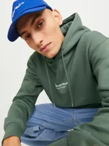 Canguro verde con capucha y cordones ajustables, bolsillo tipo canguro y puños y bajo acanalados. Estampado en relieve con el texto "Originals Studio BROUGHT TO YOU BY JACK&JONES® DESIGNED IN COPENHAGEN".
