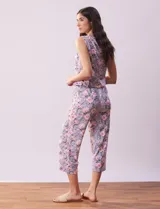 Conjunto de pijama marca René Rofé, compuesto por remera de tejido soft estampado con escote en V y botones, y pantalón capri con cintura elastizada.