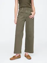 Pantalón jean color verde militar, corte wide leg y largo cropped.