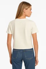 Remera color crema de corte recto y mangas cortas, con estampa de una estrella rosa con diseño floral.