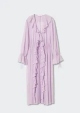 Vestido largo lila semitransparente con cuello en V, volantes en el escote y mangas largas con volantes.