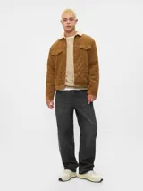 Campera marrón de pana con cuello de corderito, cierre frontal con botones y bolsillos con solapa en el pecho.