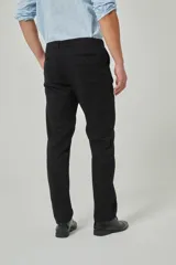 Pantalón chino azul marino de corte recto con bolsillos laterales y traseros.