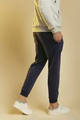 Pantalón de jogging negro con puños ajustados y cintura elástica.