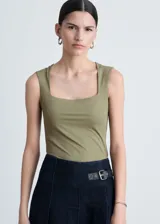 Top verde oliva de tejido elástico, con tirantes anchos y escote cuadrado.