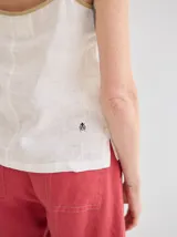 Musculosa color crudo de lino con breteles finos y detalles con vivos en el escote.