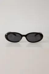 Lentes de sol con marco ovalado de carey y cristales oscuros, con protección UV400.