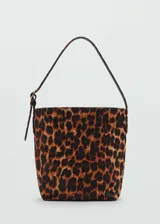 Bolso tipo shopper de tamaño mediano con estampado de leopardo, confeccionado en piel bovina. Cuenta con forro interior, bolsillo interior, asa de hombro, cierre de cremallera y cierre de imán interior.