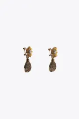 Aros colgantes dorados con forma de girasol con joya color humo y abeja con brillos.