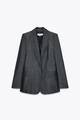 Blazer gris oscuro con cuello solapa, manga larga, bolsillos con solapa en el delantero y cierre frontal con dos botones forrados.