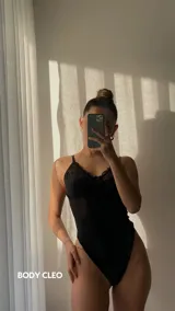 Body negro de tul con detalles de encaje, aro en el busto y breteles regulables.