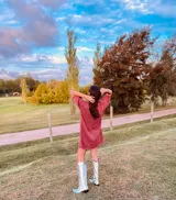 Vestido corto tejido en lurex color ladrillo, de corte recto y mangas cortas.