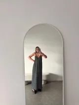 Vestido de jersey con estampado de rayas horizontales en blanco y azul marino, de corte holgado y tirantes finos.