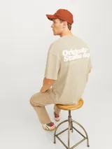 Camiseta color beige de manga corta y cuello redondo con calce holgado.