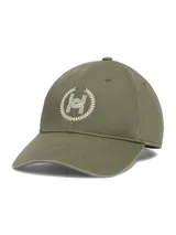 Gorra deportiva color verde oliva con logo bordado en blanco.