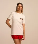 Remera blanca de algodón con cuello redondo y mangas cortas. Estampa de Chip y Dale en la espalda con texto "Breakfast Club" y "Best Buddies".