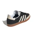 Championes Adidas Samba OG, color negro con detalles en beige y suela de goma marrón.